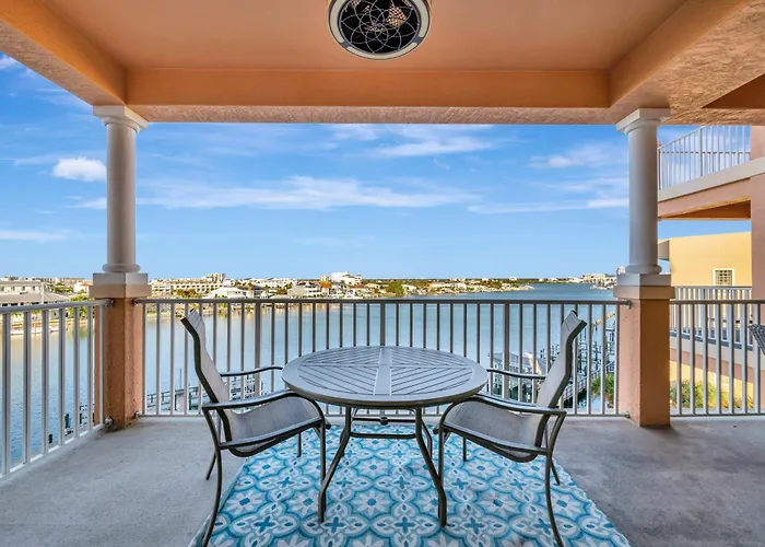Waterfront 3b Balcony Hot Tub & Pool Near Holiday home *