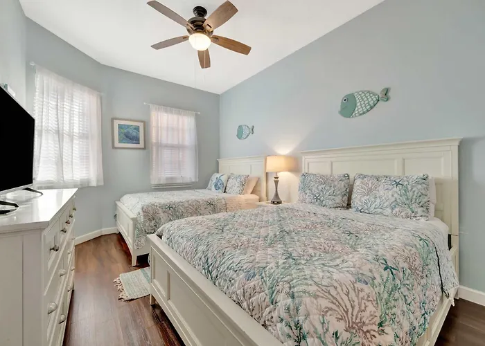 Holiday home Waterfront 3b Balcony Hot Tub & Pool Near