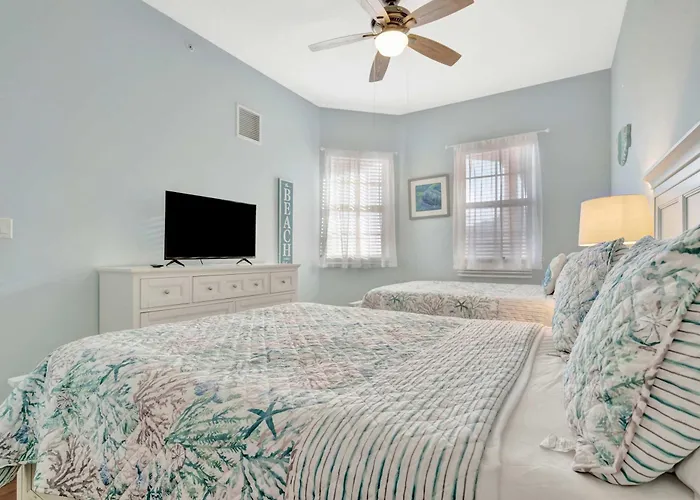Holiday home Waterfront 3b Balcony Hot Tub & Pool Near