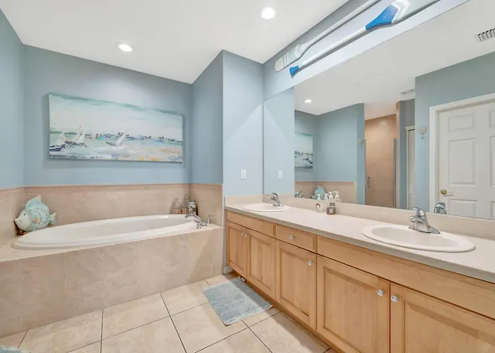 Waterfront 3b Balcony Hot Tub & Pool Near Holiday home *